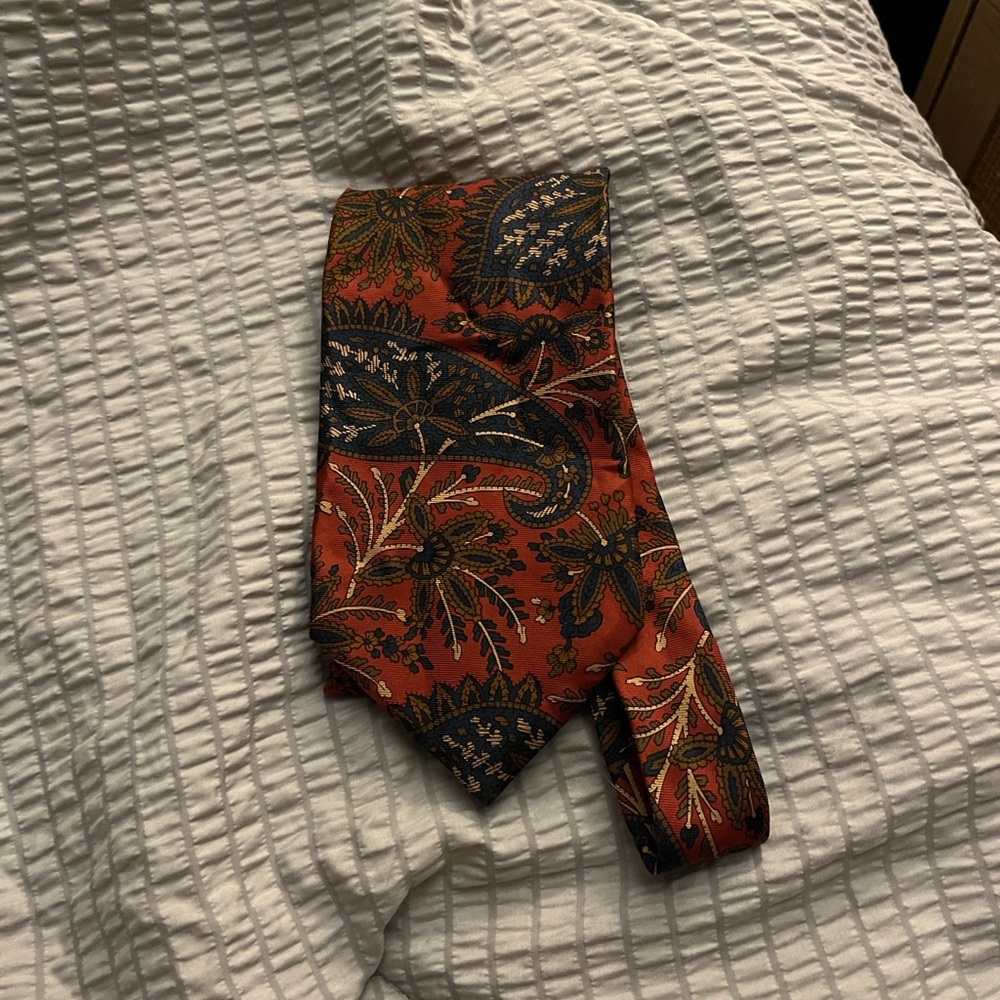 Austin Reed VTG Paisley tie rich red/rust base w/blue & gold accents